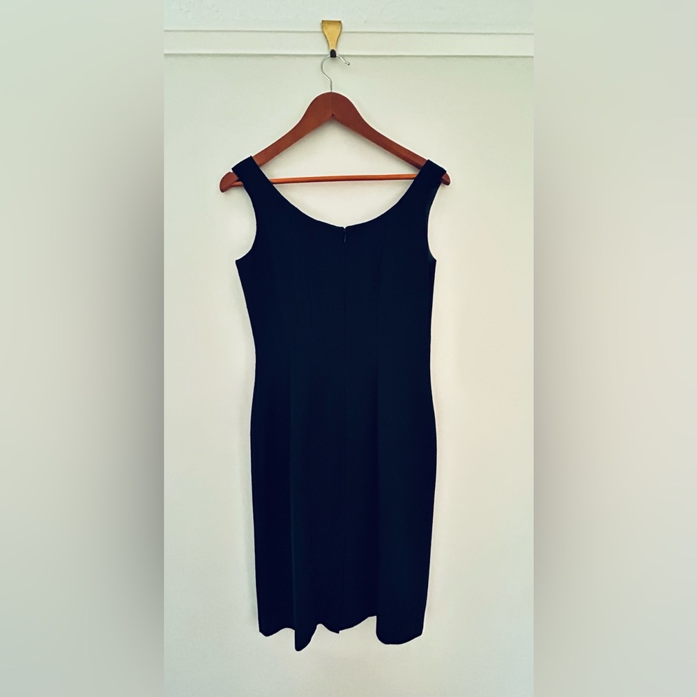 Elegant Black Sleeveless Dress - Picture 2 of 4